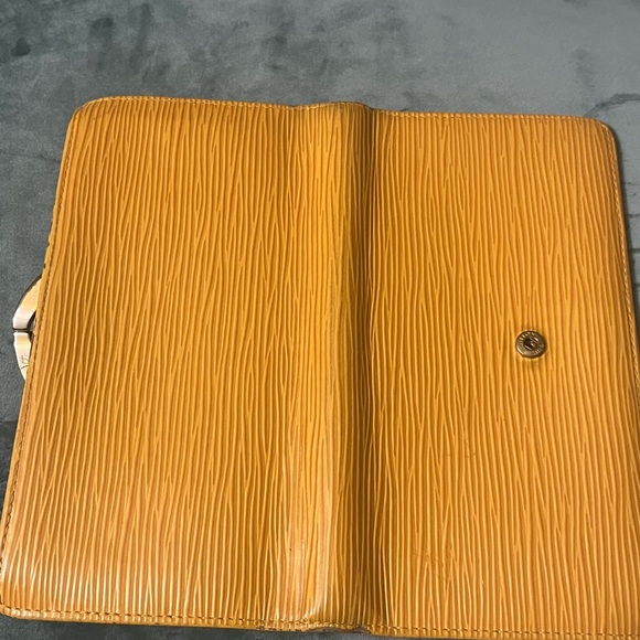 Lv epi wallet w/ snap coin - Picture 12 of 12